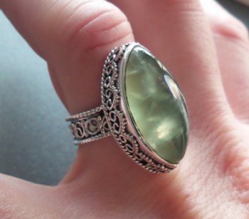 Zilveren ring met marquise Prehniet in bewerkte setting 17 mm