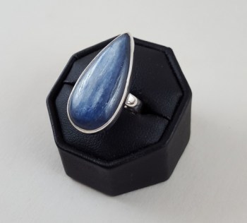 Zilveren ring gezet met druppelvormige Kyaniet 17.3 mm