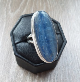 Zilveren ring gezet met ovale Kyaniet maat 18 mm