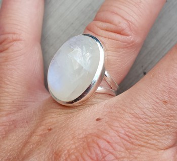 Zilveren ring gezet met ovale cabochon Maansteen 16.5