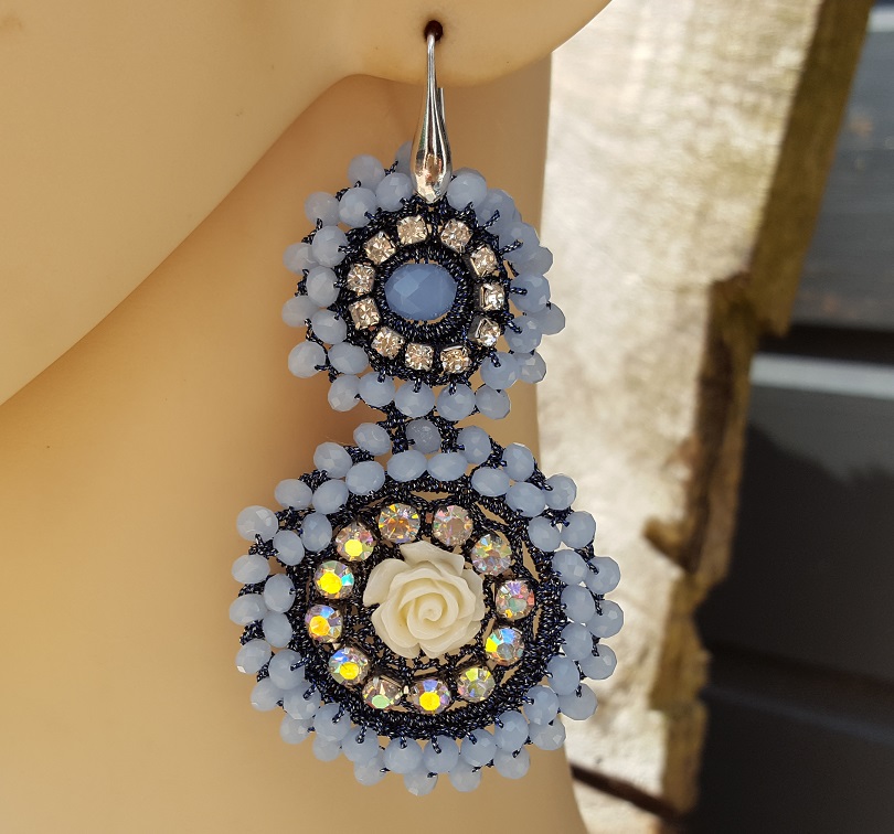 Oorbellen met hanger van licht blauwe kristallen en | Sieraden met Kristallen