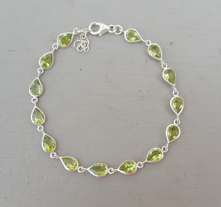 Zilveren armband met druppelvormige Peridot schakels