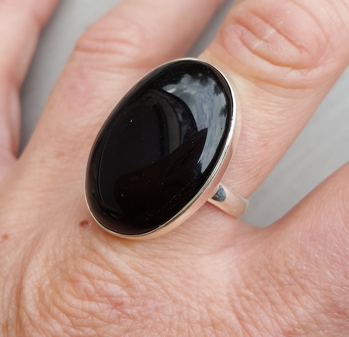 opgroeien onvoorwaardelijk Komst Zilveren ring gezet met brede ovale cabochon zwarte Onyx 19 | Verkocht
