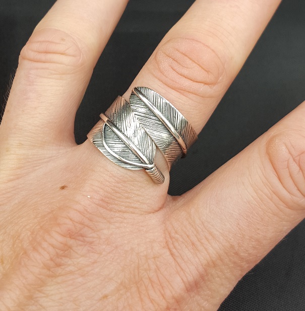 Zilveren brede veren ring verstelbaar