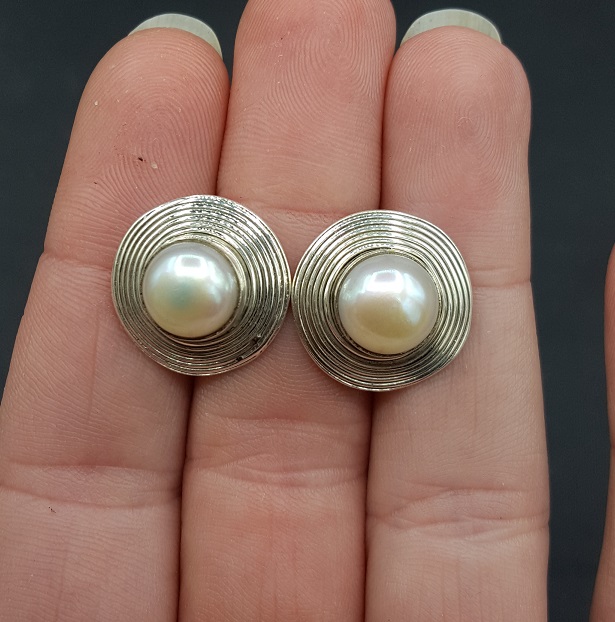 Zilveren ronde oorknoppen gezet met Parel