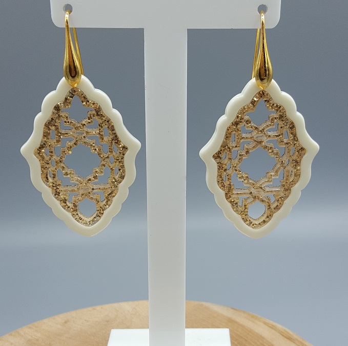 Goud vergulde oorbellen met hanger van goud met ivoor kleurige resin