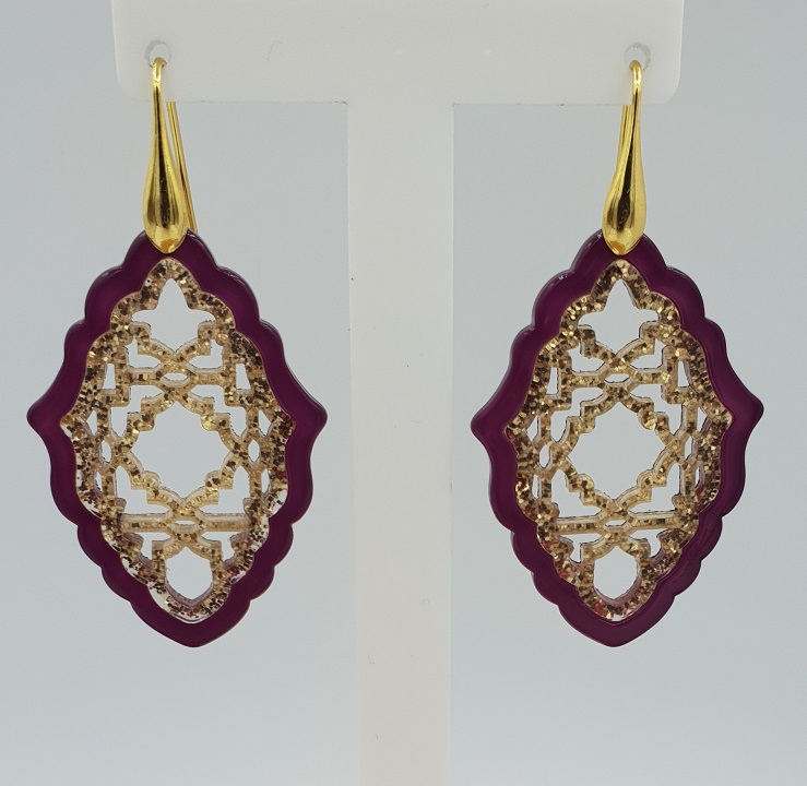 Goud vergulde oorbellen met paars met gouden resin hanger