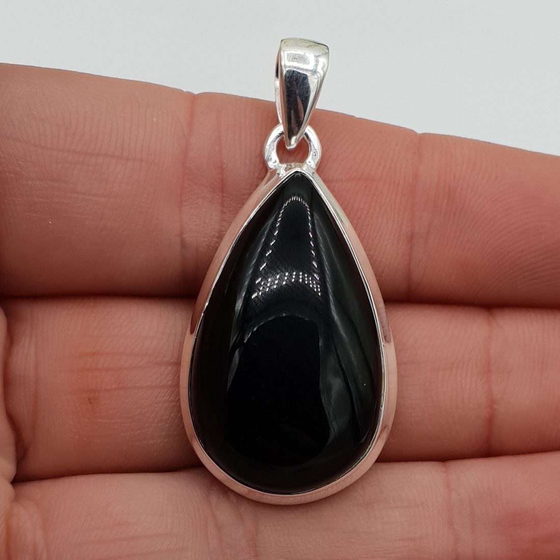 Zilveren gezet druppelvormige cabochon Onyx | Zilveren Edelsteen