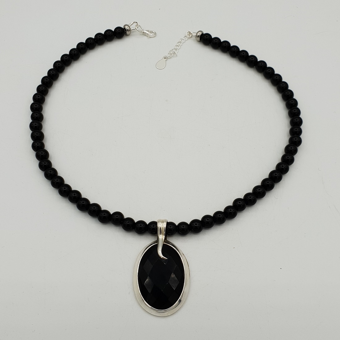 Zilveren ketting met zwarte Onyx en ovale hanger gezet met zwarte Onyx