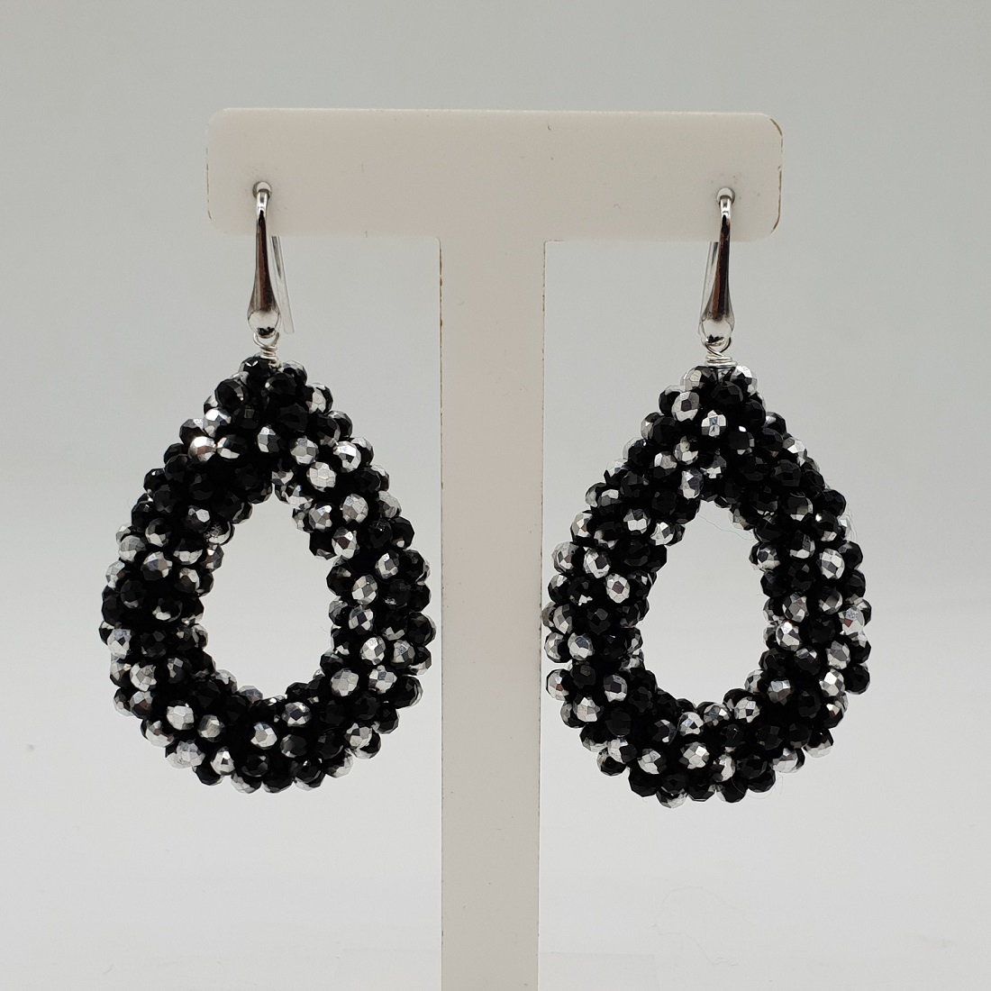 Glassberry oorbellen van half zilver half zwart kristallen | Braam Oorbellen