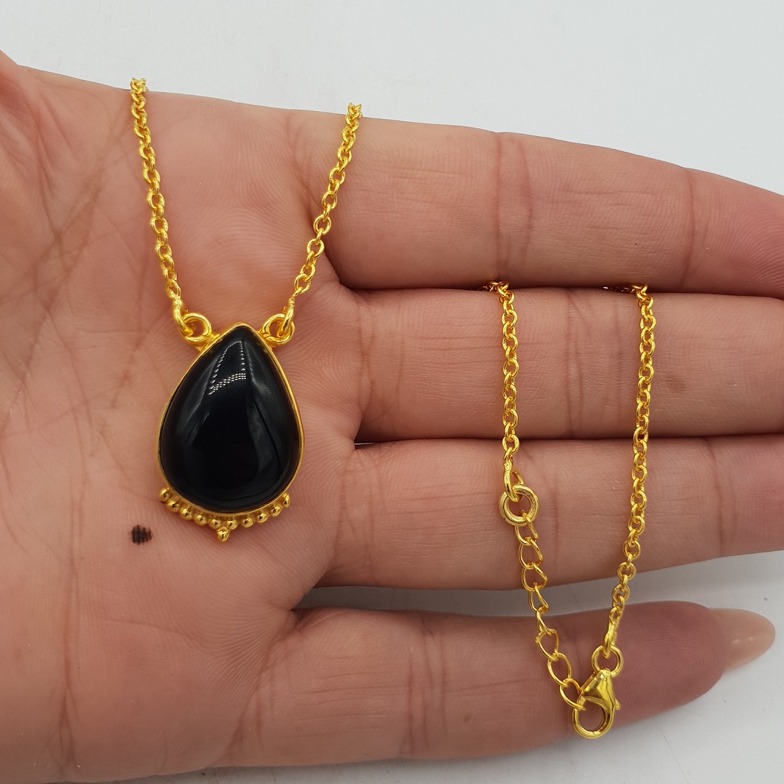 Vlucht ras Uluru Goud vergulde ketting met druppelvormige zwarte Onyx hanger | Sieraden met  Onyx