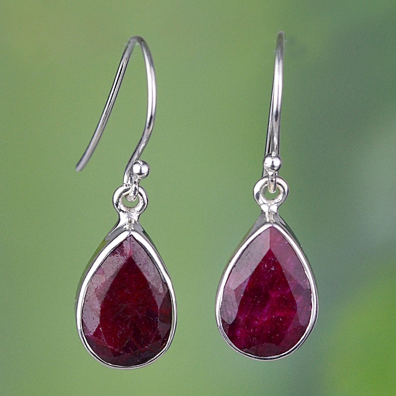 Zilveren edelsteen oorbellen met druppelvormige Robijn | Zilveren Edelsteen  Oorbellen