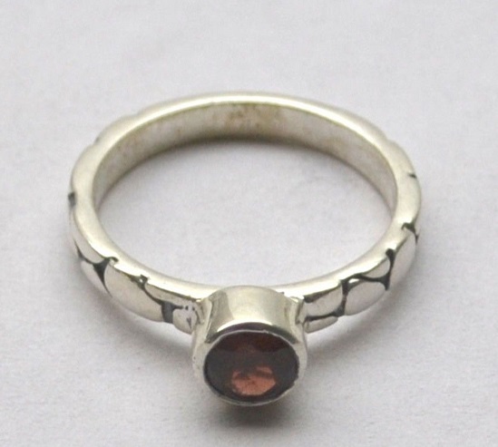 Zilveren ring gezet met kleine ronde facet Granaat 16.5 mm
