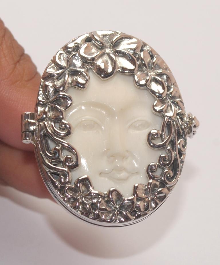 Zilveren ring met gezicht uit been bewerkt met zilveren bloemen