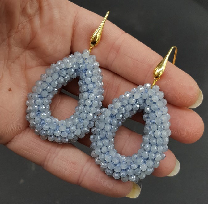 aanwijzing Miles bedelaar Goud vergulde oorbellen open druppel van licht blauwe sparkling kristallen | Verkocht aanwijzing Miles bedelaar Goud vergulde oorbellen open druppel van licht blauwe sparkling kristallen | Verkocht