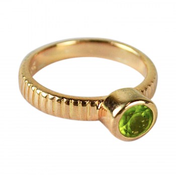 Vergulde ring gezet met ronde Peridot 15.7 mm