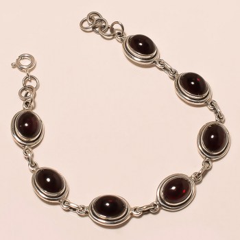Zilveren armband gezet met ovale cabochon Granaat schakels