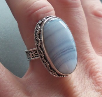 Zilveren ring ovale blauw Lace Agaat en bewerkte setting 17.3 mm