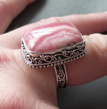 Zilveren ring Rhodochrosiet in bewerkte setting maat 17.7 mm