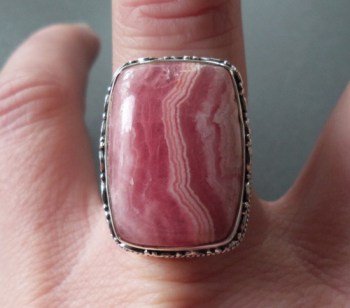Zilveren ring Rhodochrosiet in bewerkte setting maat 17.7 mm