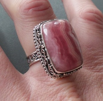 Zilveren ring Rhodochrosiet in bewerkte setting maat 17.7 mm