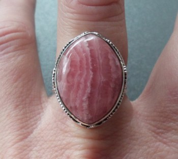 Zilveren ring brede marquise Rhodochrosiet bewerkte setting 18 m