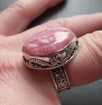 Zilveren ring brede marquise Rhodochrosiet bewerkte setting 18 m