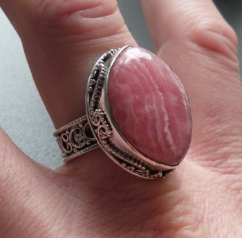 Zilveren ring brede marquise Rhodochrosiet bewerkte setting 18 m