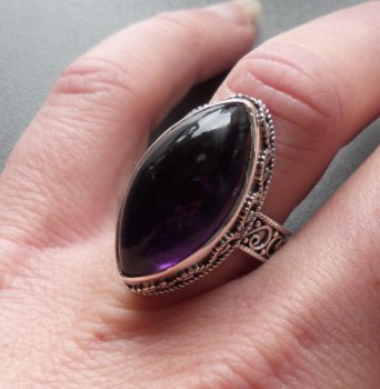 Zilveren ring met marquise Amethist in bewerkte setting 17.5 mm