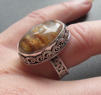 Zilveren ring met gouden Rutielkwarts en bewerkte setting 18 mm