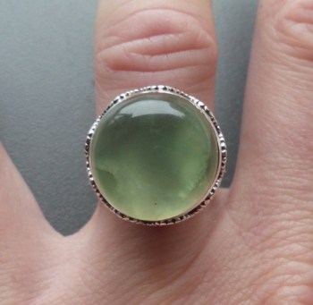 Zilveren ring ronde Prehniet in bewerkte setting 17.5 mm