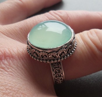 Zilveren ring ronde aqua Chalcedoon in bewerkte setting 19.5 mm