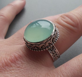 Zilveren ring ronde aqua Chalcedoon in bewerkte setting 19.5 mm