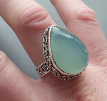 Zilveren ring druppelvorm aqua Chalcedoon bewerkte setting 19 mm