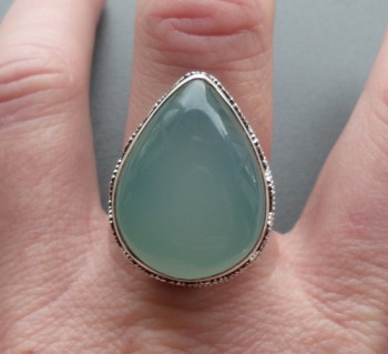 Zilveren ring druppelvorm aqua Chalcedoon bewerkte setting 19 mm