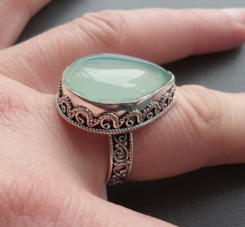 Zilveren ring druppelvorm aqua Chalcedoon bewerkte setting 19 mm