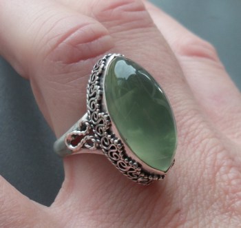 Zilveren ring met marquise Prehniet in bewerkte setting 17.3 mm