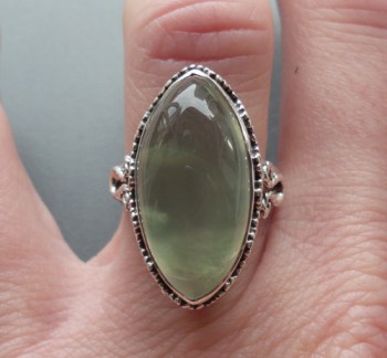 Zilveren ring met marquise Prehniet in bewerkte setting 17.3 mm