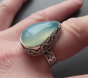 Zilveren ring druppelvorm aqua Chalcedoon bewerkte setting 18 mm