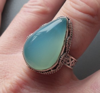 Zilveren ring druppelvorm aqua Chalcedoon bewerkte setting 18 mm