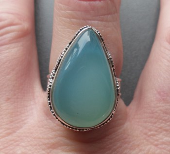 Zilveren ring druppelvorm aqua Chalcedoon bewerkte setting 18 mm