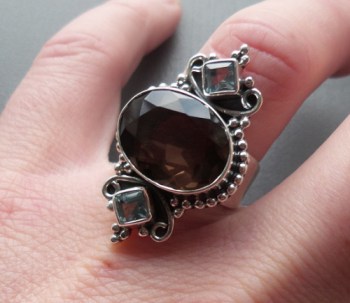 Zilveren ring gezet met Smokey Topaas en blauw Topaas