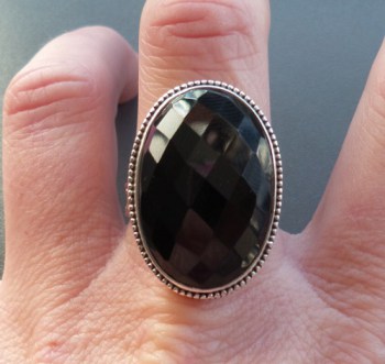 Zilveren ring met facet zwarte Onyx in bewerkte setting 19 mm