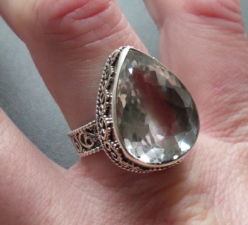 Zilveren ring druppelvorm wit Topaas in bewerkte setting 18.5 mm