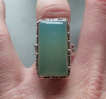 Zilveren ring rechthoekige aqua Chalcedoon bewerkte setting 17.7