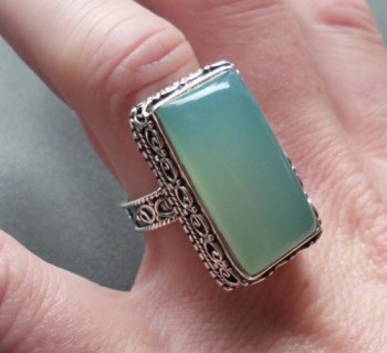 Zilveren ring rechthoekige aqua Chalcedoon bewerkte setting 17.7