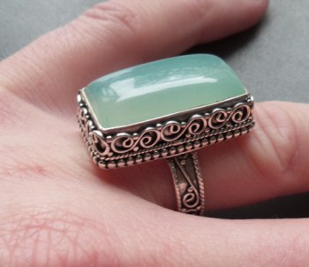 Zilveren ring rechthoekige aqua Chalcedoon bewerkte setting 17.7