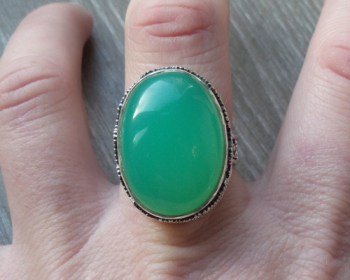 Zilveren ring met Chrysopraas gezet in bewerkte setting 19 mm