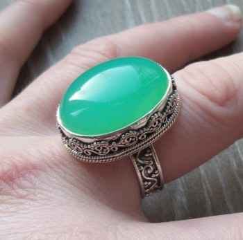 Zilveren ring met Chrysopraas gezet in bewerkte setting 19 mm