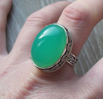 Zilveren ring met Chrysopraas gezet in bewerkte setting 19 mm